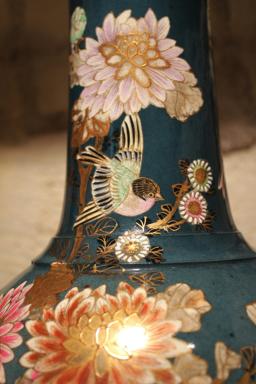 Coppia di vasi in terracotta con fondo blu con uccelli e fiori Giappone, Satsuma, 1900 circa