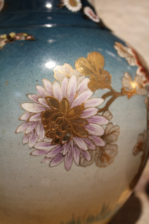 Coppia di vasi in terracotta con fondo blu con uccelli e fiori Giappone, Satsuma, 1900 circa