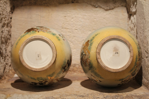 Coppia di vasi in terracotta con fondo blu con uccelli e fiori Giappone, Satsuma, 1900 circa