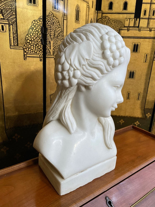 Büste Einer Frau Aus Marmor