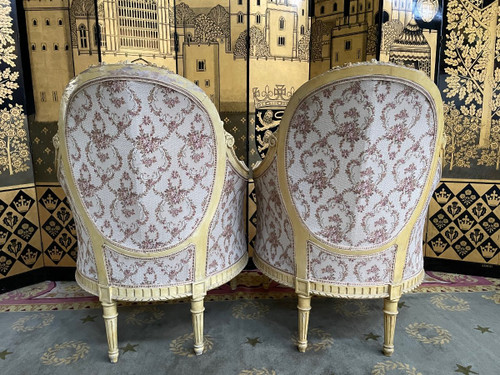 Paire de fauteuils bergères de style Louis XVI
