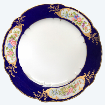 6 assiettes en porcelaine dans le gout de Sèvres bouquets fleurs dorure et bleu de cobalt 