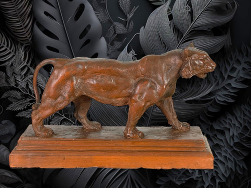 SCULPTURE ANCIENNE EN TERRE CUITE REPRESENTANT UNE LIONNE MARCHANT SIGNÉE "BARY"