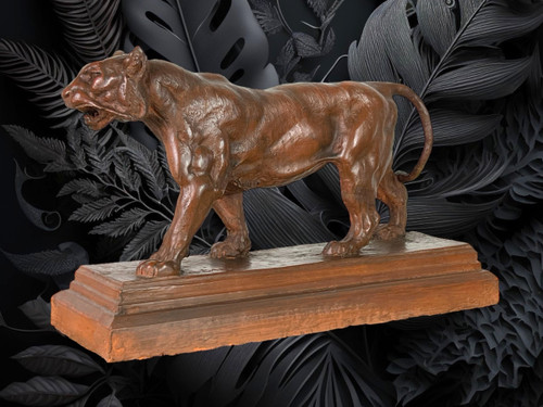 SCULPTURE ANCIENNE EN TERRE CUITE REPRESENTANT UNE LIONNE MARCHANT SIGNÉE "BARY"