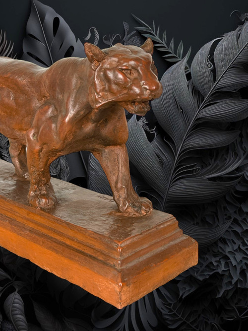 SCULPTURE ANCIENNE EN TERRE CUITE REPRESENTANT UNE LIONNE MARCHANT SIGNÉE "BARY"