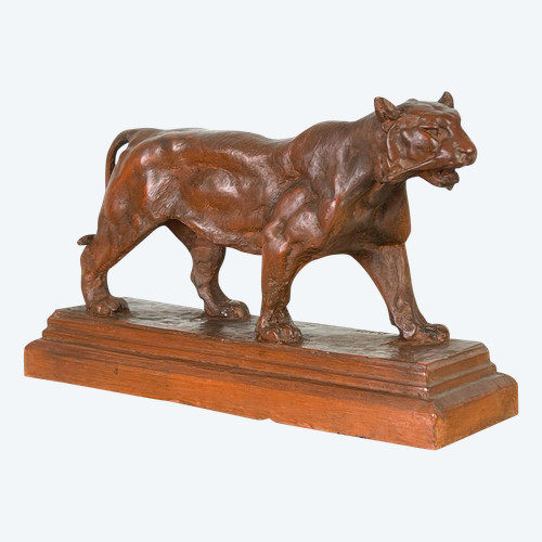 ANTICA SCULTURA IN TERRACOTTA RAFFIGURANTE UNA LEONESSA CAMMINANTE FIRMATA “BARY”