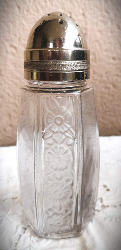 Rare and elegant shaker with cut sides floral decoration signed Lalique