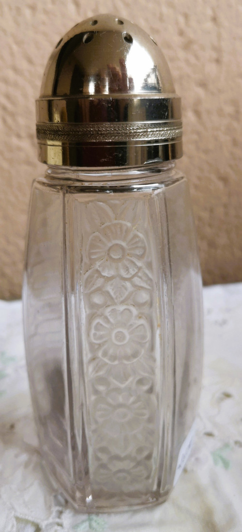 Rare and elegant shaker with cut sides floral decoration signed Lalique