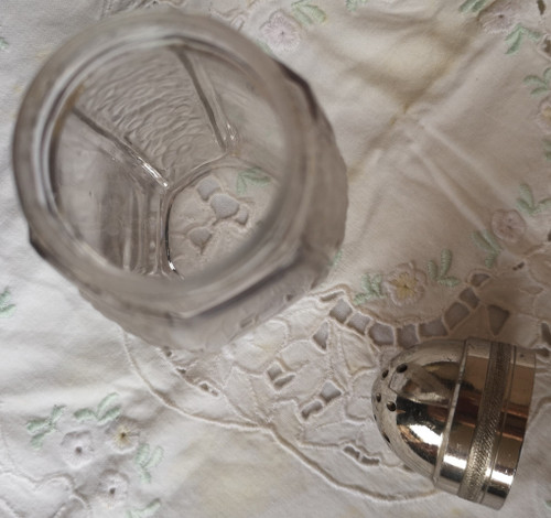 Rare and elegant shaker with cut sides floral decoration signed Lalique