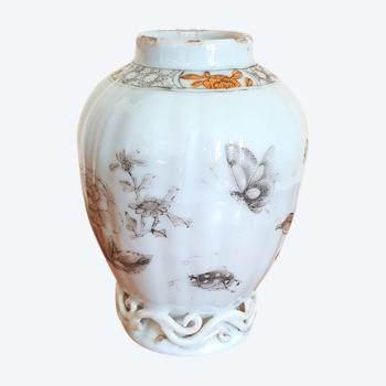 Grisaille-decorated tea caddy with a fluted body from 18th c China