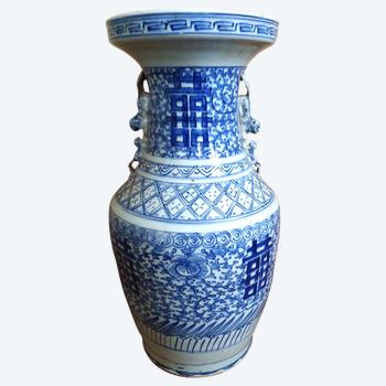 Grand vase de Chine en porcelaine à décor bleu et blanc