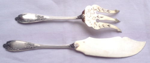 Elégant couvert à servir le poisson chiffré, en argent massif minerve orfèvre J.Crosssard début XXè