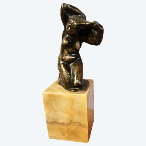Bronzo di Léon Ernest Drivier "Bagnante che si lega i capelli"