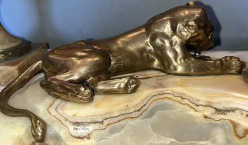 Georges GUYOT (Paris 1885-1973) "Lioness in the toilet" Bronze/marble writing desk