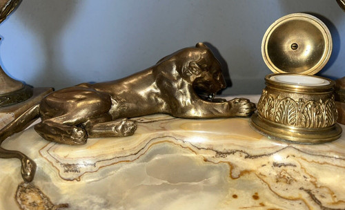 Georges GUYOT (Paris 1885-1973) "Lioness in the toilet" Bronze/marble writing desk