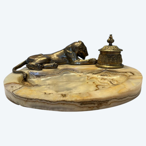 Georges GUYOT (Paris 1885-1973) "Lioness in the toilet" Bronze/marble writing desk
