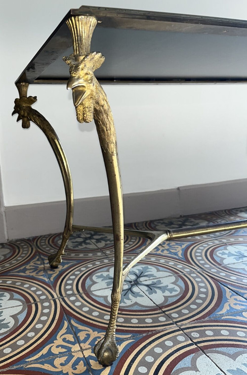 Maison CHARLES Table basse en bronze doré supportée par 4 pieds en forme de coq