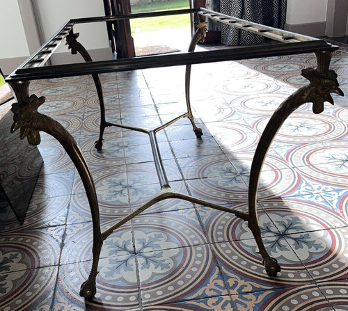 Maison CHARLES Table basse en bronze doré supportée par 4 pieds en forme de coq