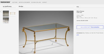 Maison CHARLES   Table basse en bronze doré supportée par 4 pieds en forme de coq