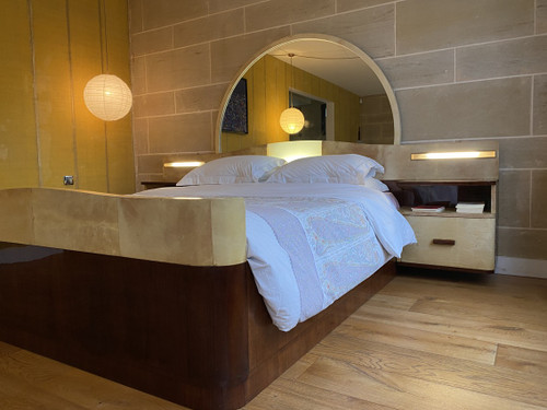 Grande letto con comodini integrati in palissandro e pergamena, Art Déco, XX secolo