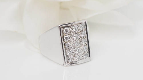 Anello con sigillo in oro bianco e diamanti