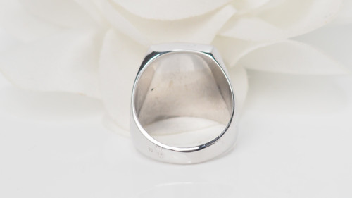 Anello con sigillo in oro bianco e diamanti