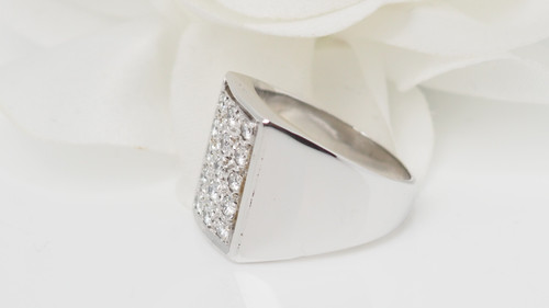 Anello con sigillo in oro bianco e diamanti