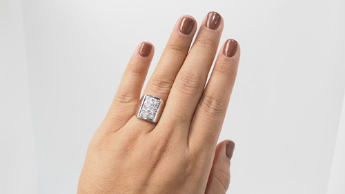 Anello con sigillo in oro bianco e diamanti