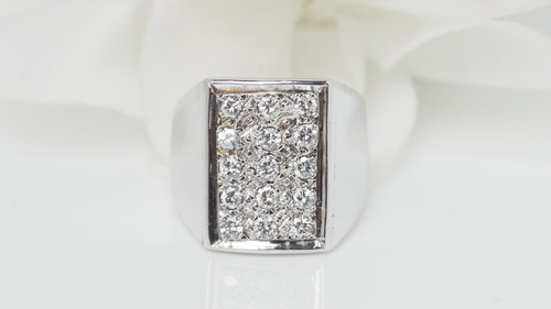 Anello con sigillo in oro bianco e diamanti