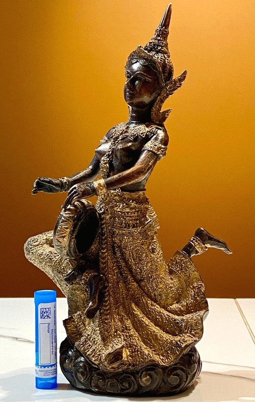 Thaïlande, Milieu Du XXème Siècle, Statue De Musicienne En Bronze à Patine Sombre Et Or.