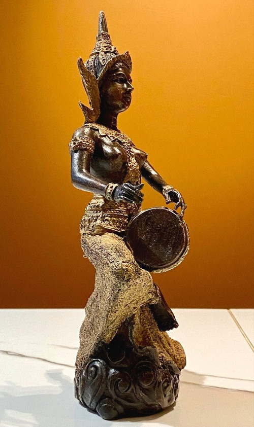 Thaïlande, Milieu Du XXème Siècle, Statue De Musicienne En Bronze à Patine Sombre Et Or.