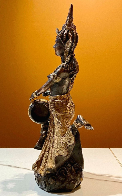 Thaïlande, Milieu Du XXème Siècle, Statue De Musicienne En Bronze à Patine Sombre Et Or.