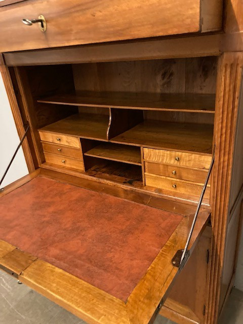 Antique walnut folding secretaire from the late 18th century. Louis XVI. Size 95 x 39 h 139. Restore