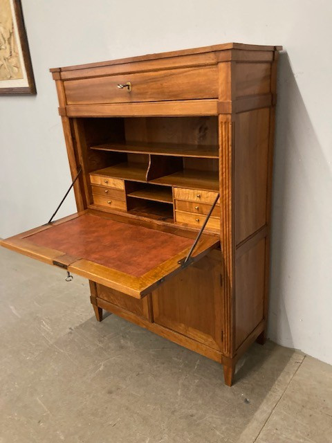 Antique walnut folding secretaire from the late 18th century. Louis XVI. Size 95 x 39 h 139. Restore