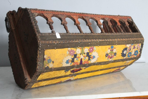 Ancient Florentine cradle from the 17th century in wood and ancient fabrics. Size 80 x 38 h40