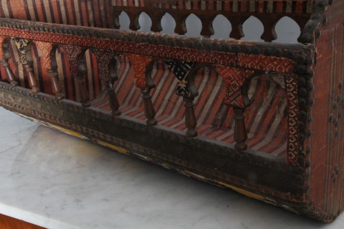 Ancient Florentine cradle from the 17th century in wood and ancient fabrics. Size 80 x 38 h40