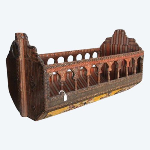 Ancient Florentine cradle from the 17th century in wood and ancient fabrics. Size 80 x 38 h40