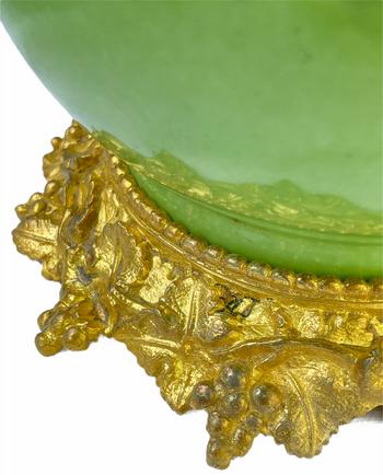 Lampada in porcellana Napoleone III con cornice in bronzo dorato decorato con fiori lilla