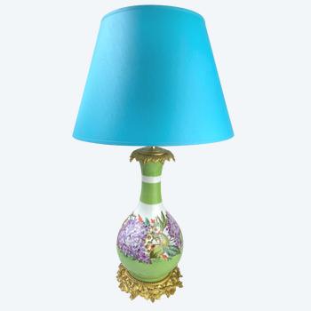 Lampe Napoléon III en porcelaine monture en bronze doré à décor de fleurs de lilas