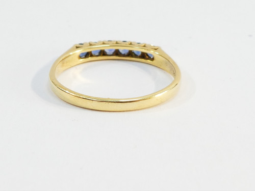 Bague en OR jaune 18 carats avec rangé de 6 saphirs
