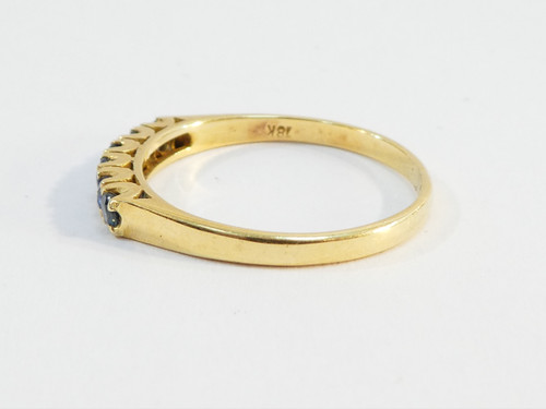 Bague en OR jaune 18 carats avec rangé de 6 saphirs