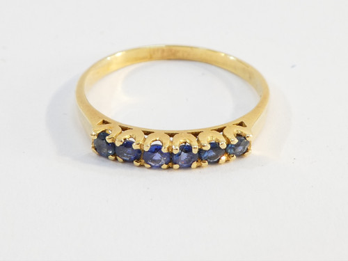 Bague en OR jaune 18 carats avec rangé de 6 saphirs