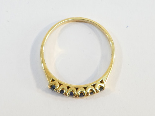 Bague en OR jaune 18 carats avec rangé de 6 saphirs