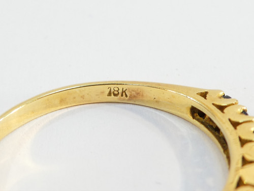 Bague en OR jaune 18 carats avec rangé de 6 saphirs