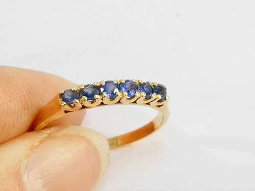 Bague en OR jaune 18 carats avec rangé de 6 saphirs