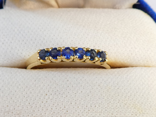 Bague en OR jaune 18 carats avec rangé de 6 saphirs