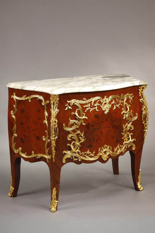 Commode Galbée de style Louis XV à décor de Marqueterie et Bronze doré