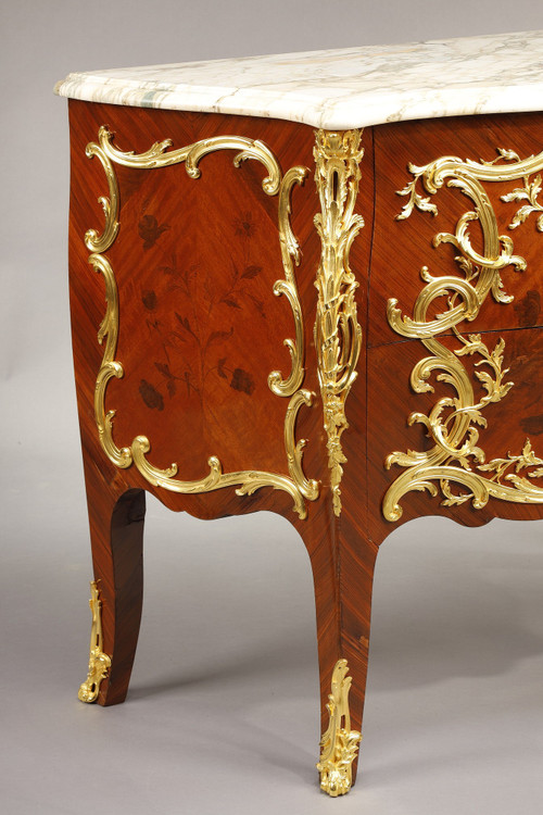 Commode Galbée de style Louis XV à décor de Marqueterie et Bronze doré