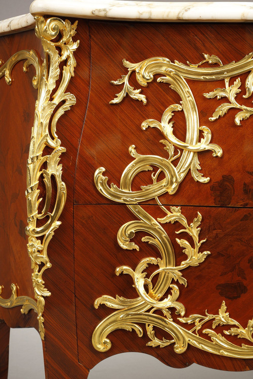 Commode Galbée de style Louis XV à décor de Marqueterie et Bronze doré