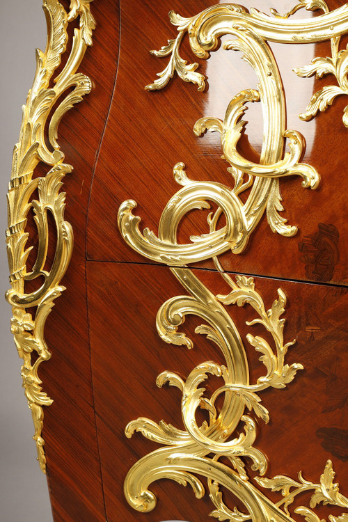 Commode Galbée de style Louis XV à décor de Marqueterie et Bronze doré